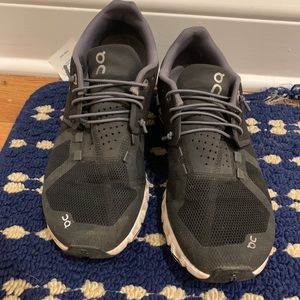 Womens On Cloud’s size 8! Great condition